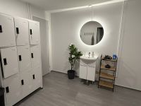 Naisten pukuhuone (säilytyslokerot, suihku ja wc)